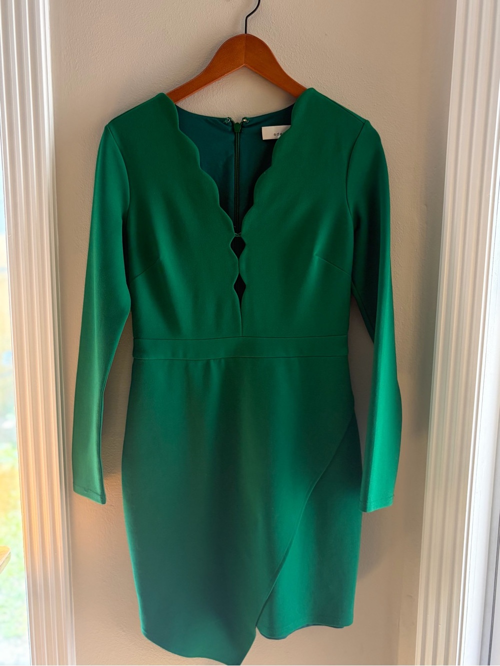 Adelyn Rae Emerald Green Scalloped V-Neck Long Sleeve Dress Size M AS-IS Seam
